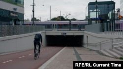 Туннель для велосипедистов и пешеходов под железнодорожным вокзалом Хельсинки, въезд машинам в него запрещен