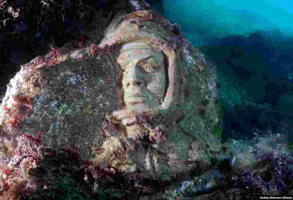 &quot;Трудно сейчас сказать, ирония или ностальгия мотивировала основателя подводного музея&quot;, &ndash; говорит Некрасов. Но получилось странное и запоминающееся место