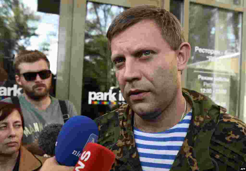 Ukraine -- Prime minister of the self-proclaimed Donetsk People Republic Alexander Zakharchenko (R) talks to journalists after a meeting with the OSCE supervisors, in Donetsk, September 15, 2014
