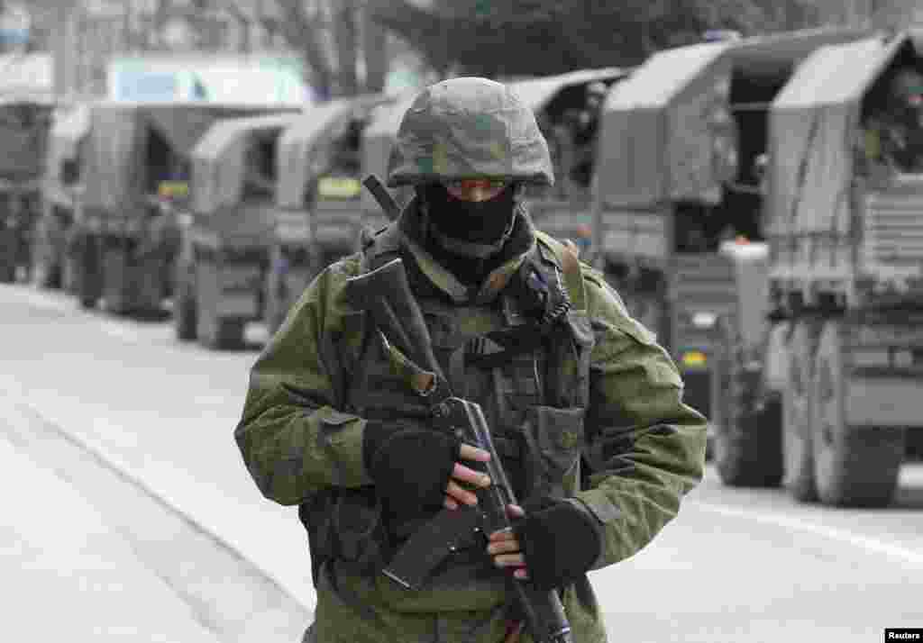 Вооруженные военнослужащие ожидают в российских армейских автомобилях в Балаклаве, 1 марта 2015 года