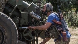 Украинский военнослужащий готовит гаубицу Д-30 к ведению огня на фронте в Николаевской области 13 августа 2022 года