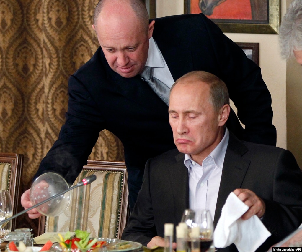 Предприниматель Евгений Пригожин (слева) обслуживает Владимира Путина в своем ресторане в пригороде Москвы