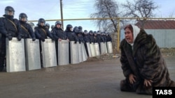 Разгон цыганских протестов в поселке Плеханово в Тверской области, март 2016 года 