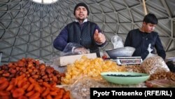 Городской базар в Ташкенте. Узбекистан, 29 ноября 2019 года.