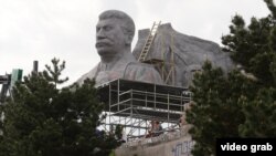 "Гранитная" голова Сталина, воссозданная для съемок фильма