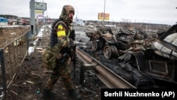 Остатки российской сожженой боевой техники в городе Буча под Киевом. 1 марта 2022 год