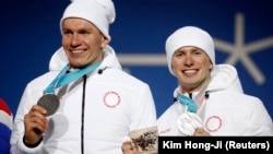 Олимпийские медалисты Данис Спитцов и Александр Большунов 
