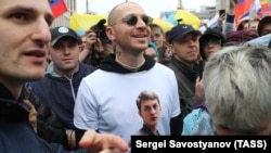 Рэпер Oxxxymiron в футболке с портретом Егора Жукова