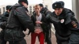 Задержанные на митинге в Москве рассказали об избиении полицией
