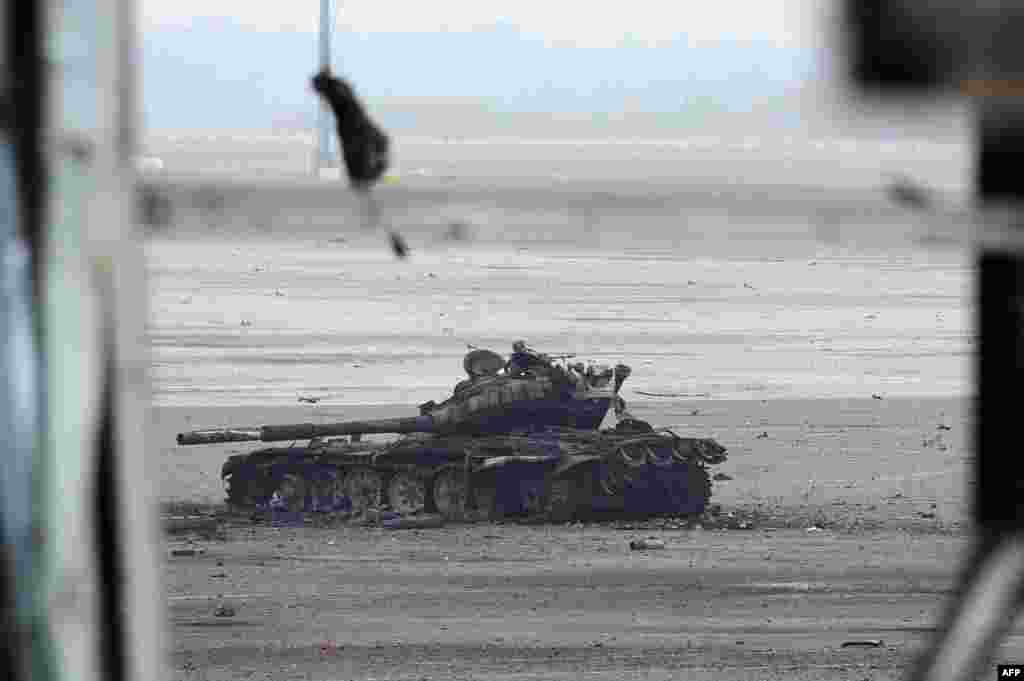 Подбитый танк. 16 октября 2014 года.