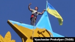 Флаг Украины на высотке в Москве