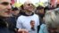 Рэпер Oxxxymiron в футболке с портретом Егора Жукова