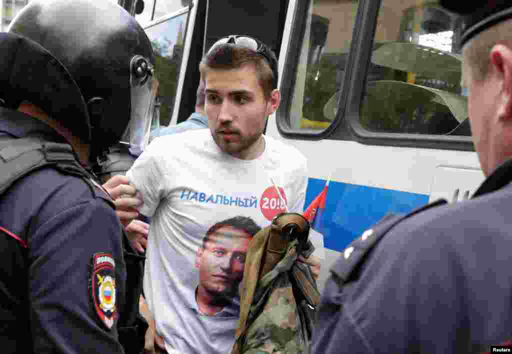 Полиция задерживает человека в майке с символикой президентской кампании Алексея Навального, Москва
