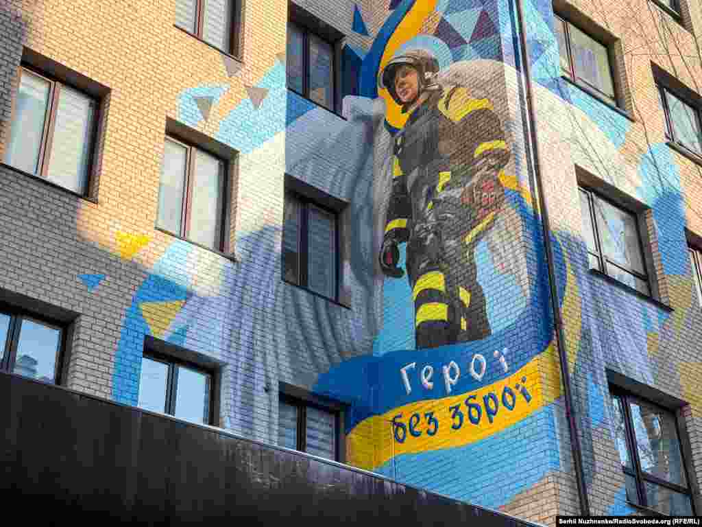 Те же авторы – Виталий Гидеван и Елена Нойна – создали в Киеве в июле 2022 года другой мурал под названием "Герои без оружия". На нем изображен спасатель с ангельскими крыльями. Прообразом стал киевский спасатель Юрий Плетнев