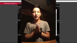 Юноша из Кыргызстана переводит песни на язык жестов и публикует в соцсетях
