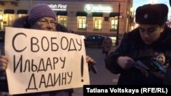 Одна из участниц акции в поддержку Ильдара Дадина, Санкт-Петербург, 23 марта 2016