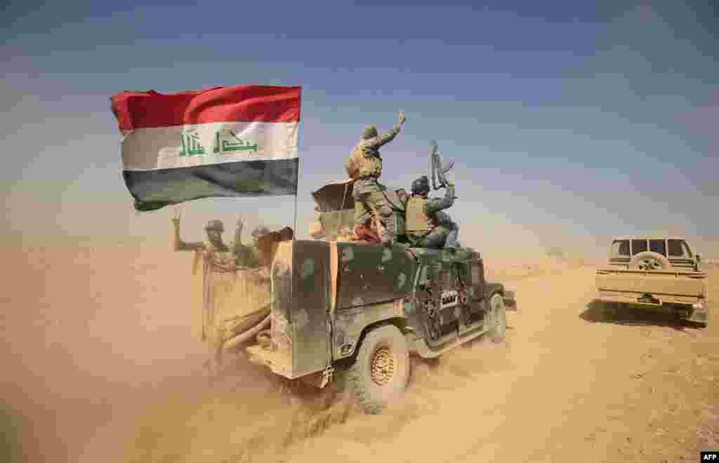В понедельник иракская, американская, немецкая и австралийския армии, курдское ополчение Пешмерга, а также шиитские и суннитские ополченцы начали операцию по освобождению &quot;столицы&quot; ИГИЛа &ndash; Мосула и прилегающим территориям На фото &ndash; армия Ирака в 30 км от Мосула