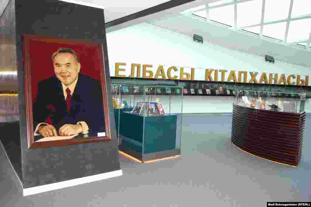 Зато президент Казахстана Нурсултан Наразбаев может не стесняться своих портретов в публичных местах &ndash; как, например, в президентской библиотеке в столице страны Астане. Рейтингу Путина еще расти и расти до 97,75%, набранных Назарбаевым на недавних президентских выборах в апреле 2015 года