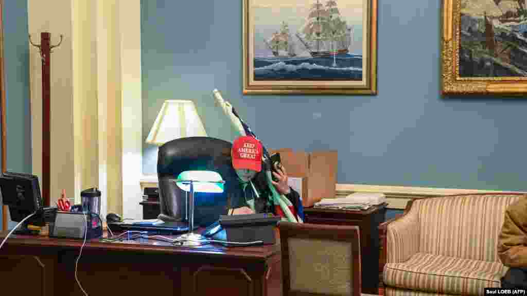 Сторонник Трампа за столом в одном из рабочих кабинетов Конгресса