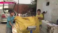 Дети заменили дворников и очищают Душанбе от мусора