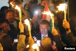 На парламентских выборах в Венгрии уверенно победила оппозиционная партия "Тиса" во главе с 45-летним Петером Мадьяром. Фото Reuters, 12 апреля 2026 года