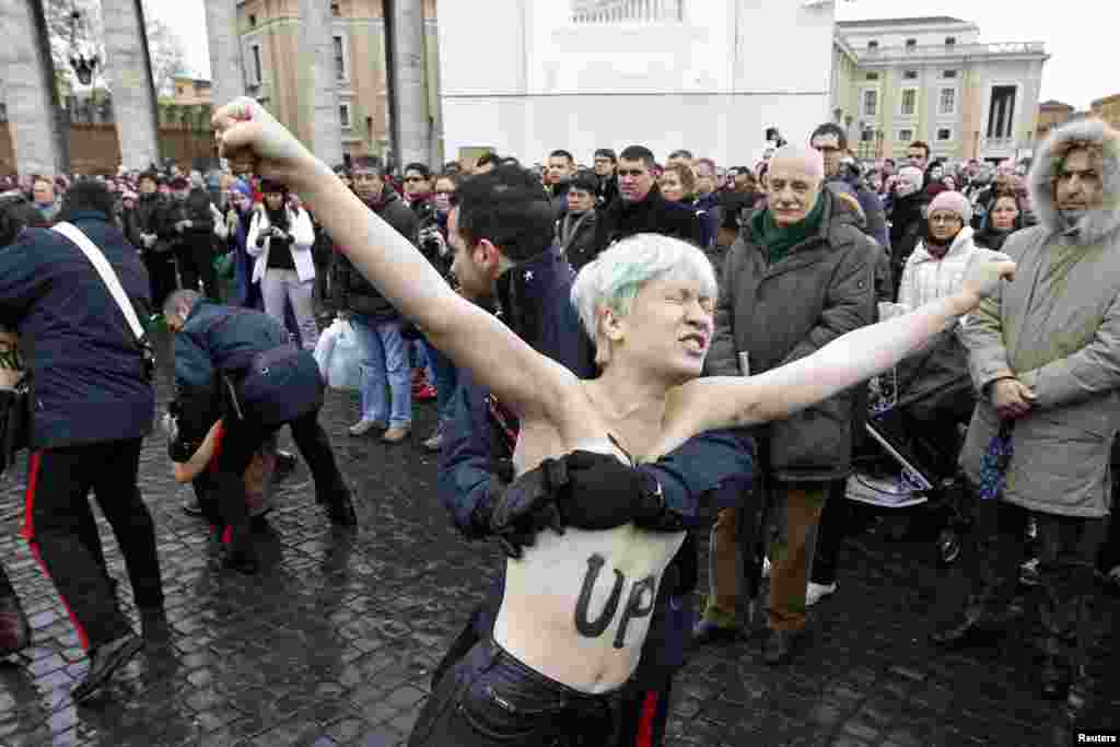 Задержание активистки движения Femen во время проповеди Папы Бенедикта XVI в Ватикане.Январь 2013 года