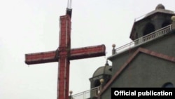 Рабочие снимают крест с церкви в провинции Шеньжень, фото hkci.org.hk