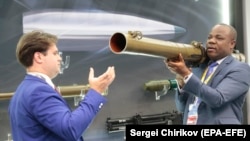 Посетитель форума "Россия – Африка" изучает гранатомет РПГ-29