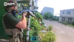 Полицейские "Белого ангела" эвакуируют жителей  из прифронтовой Дружковки Донецкой области