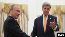Джон Керри и Владимир Путин во время встречи в Москве