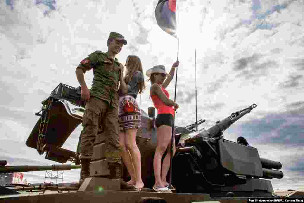 Солдаты позируют с девушками на фоне российской военной техники на фестивале &quot;Нашествие-2015&quot;