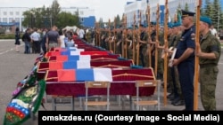 В Омске состоялись первые похороны погибших военнослужащих при обрушении казармы, 15 июля 2015