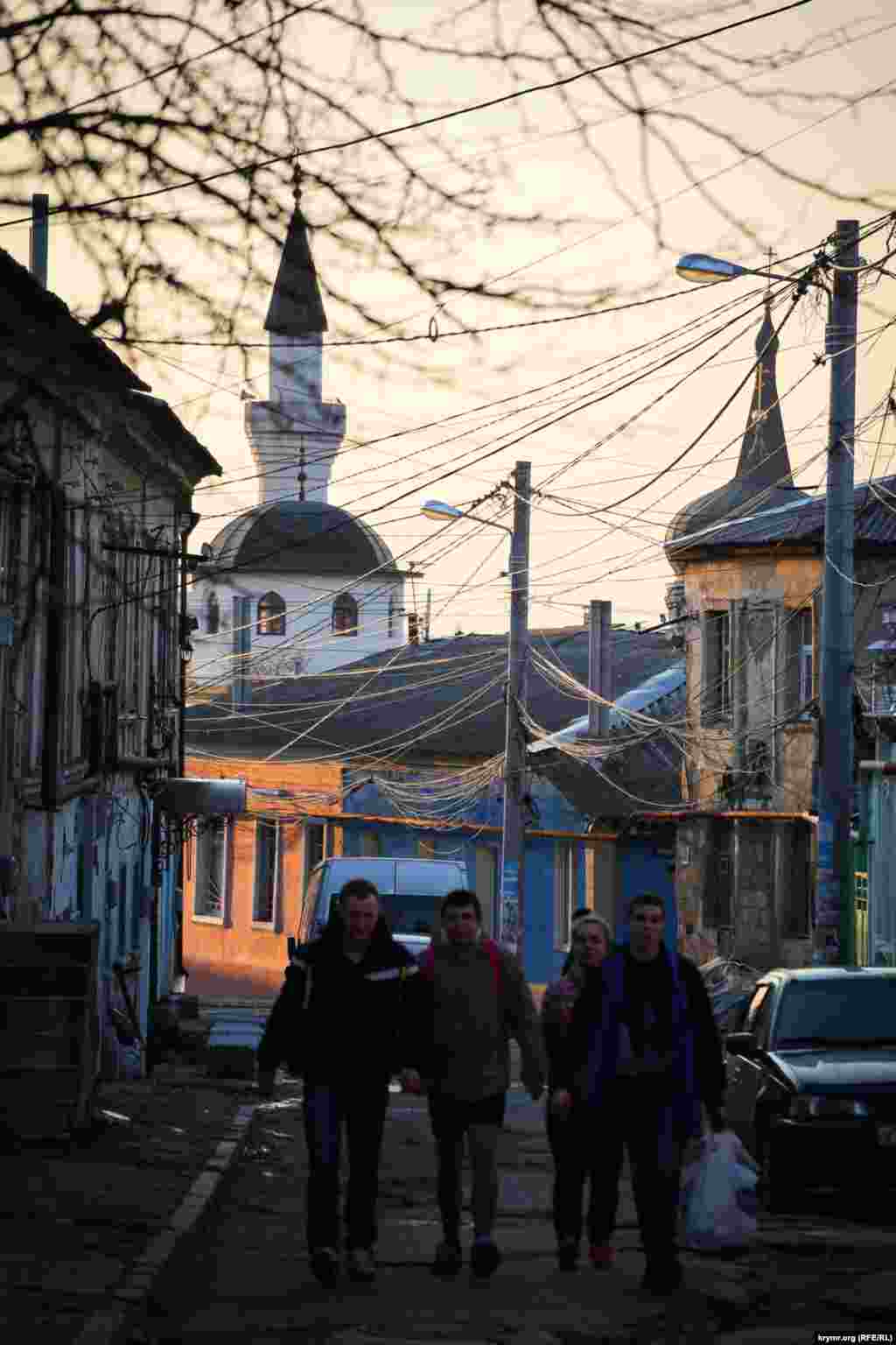 Вид на мечеть Кебир-Джами с улицы Курчатова