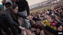 Анджелина Джоли во время встречи с беженцами-езидами 