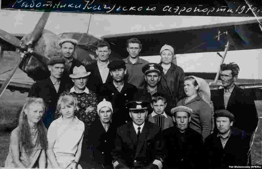 Владимир Иннокентьевич Прокопьев (в первом ряду в центре) с сотрудниками аэропорта Качуг в 1970 году. На заднем плане &ndash; самолет АН-2. Прокопьев закончил свою карьеру пилотом Ту-104 &ndash; одного из первых в мире реактивных самолетов гражданской авиации.