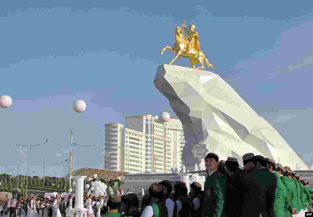 Впрочем, мир порой бывает несправедлив. Президент Туркменистана Гурбангулы Бердымухамедов может похвастаться не только портретами практически во всех публичных местах, но и прижизненным золотым памятником в Ашхабаде,&nbsp;а ведь он набрал на выборах 2012 года меньше голосов, чем Назарбаев &ndash; всего 97,14%