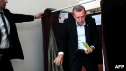 Президент Турции Реджеп Эрдоган голосует на парламентских выборах 