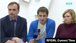 Максим Лапунов (в центре) во время пресс-конференции