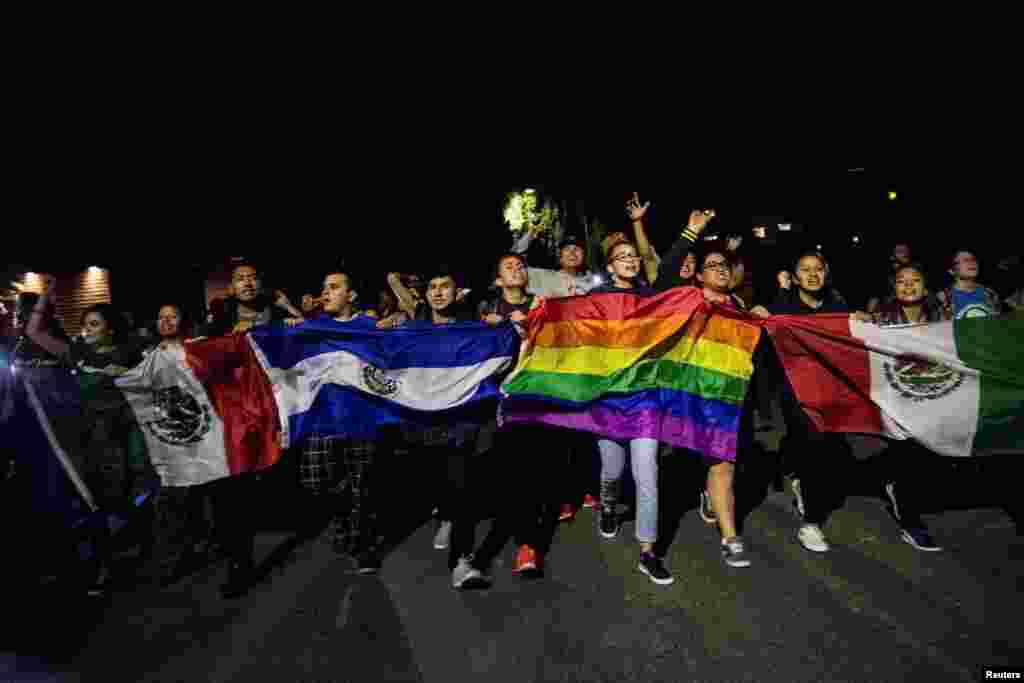 Протесты прошли в Окланде, в университетском кампусе Санта Барбары, Сан Диего, городке Дэвис вблизи Сакраменто и Лос-Анджелесе, Чикаго, Нью-Йорке, Сиэтле, Остине и Фениксе