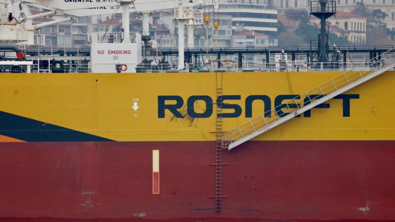 Китайские государственные нефтяные компании приостановили закупки российской нефти из-за санкций США