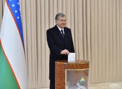 Президент Узбекистана голосует на выборах