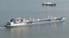 Украина задержала российский танкер за участие в захвате моряков в Керченском проливе. Моряки отпущены и возвращаются в Россию