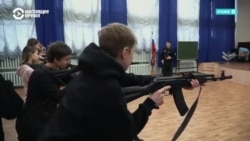 Курсы военной подготовки и советские песни вместо "первого звонка": что ждет учеников в школaх в России с осени 2026 годa?