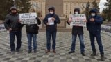 Акция протеста в Уральске в память об убитом Жанболате Агадиле. 12 ноября 2020 года