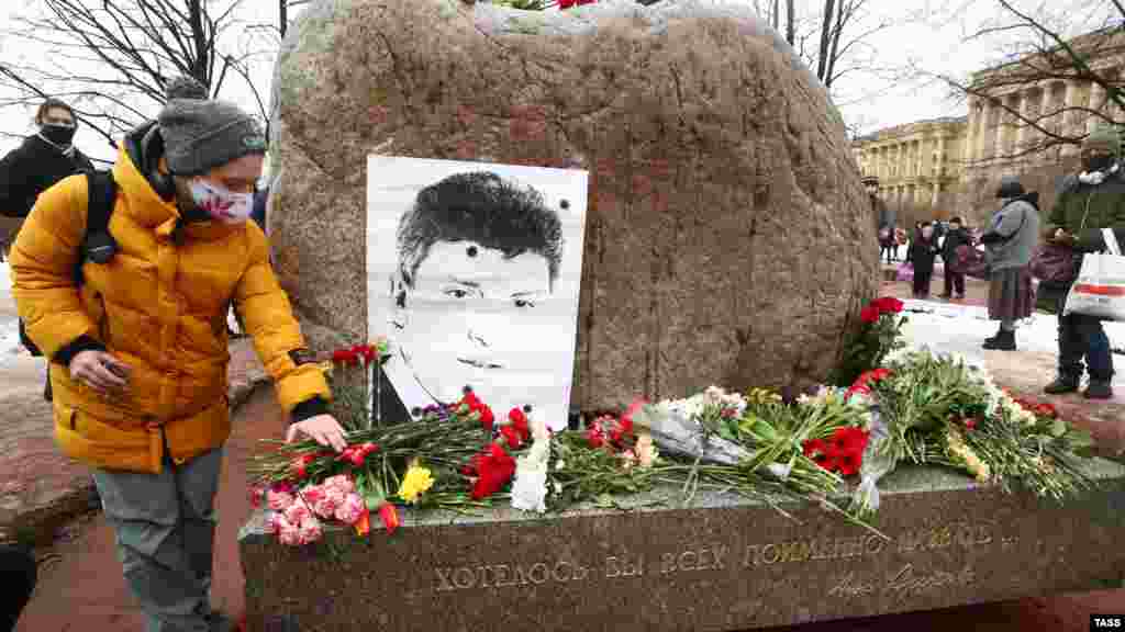 В Петербурге акция памяти Немцова состоялась у Соловецкого камня &ndash; памятника жертвам политических репрессий. На мирном мероприятии собрались около ста человек