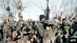 Чеченские боевики на празднике в честь Аслана Масхадова в 1997 году