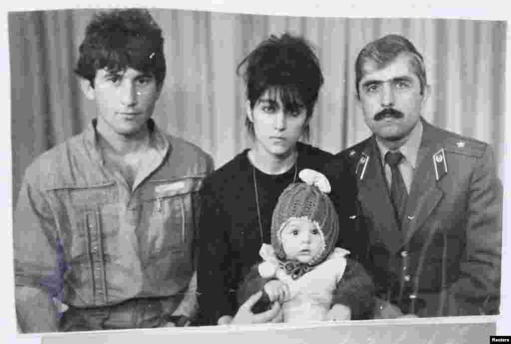 Тамерлан Царнаев (в центре) с отцом Анзором (слева), мамой Зубейдат и дядей Мухамадом Сулеймановым (справа) в Махачкале, Дагестан.