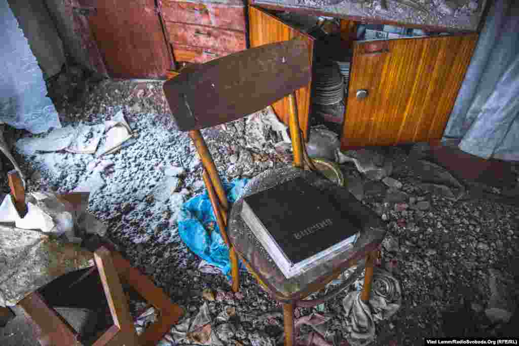 Библия в одном из разрушенных домов в селе Первомайское, оставленная хозяевами