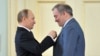 Путин вручает медаль режиссеру Валерию Гергиеву, который дал концерт в Пальмире