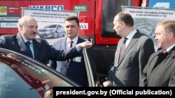 Александр Лукашенко (слева) посещает Минский автомобильный завод